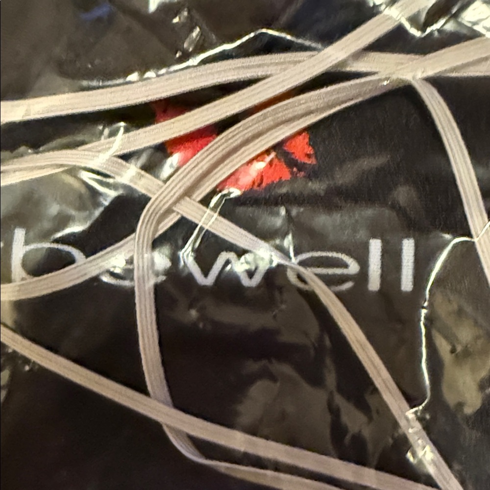 Bebe Black and White Be Well lips face mask